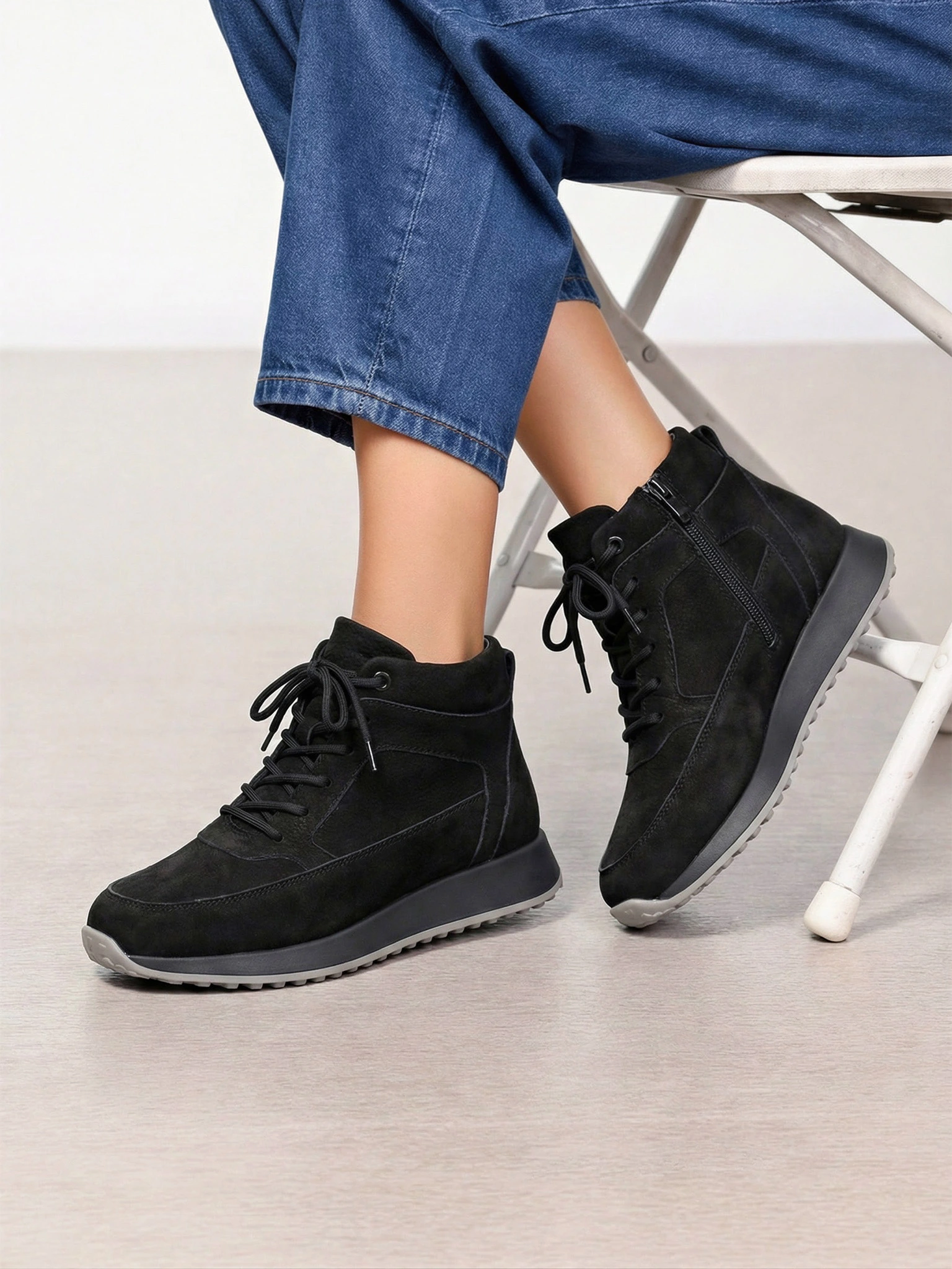 Кроссовки утепленные черного цвета на низкой подошве